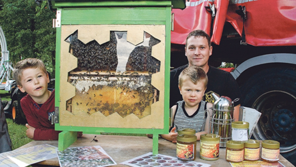 Bienen als »Tierschau«: Hobby-Imker Sven Bloem aus Boen mit seinen Söhnen Liam (links) und Noel informierte über die Imkerei.  ©  Fotos: Kuper