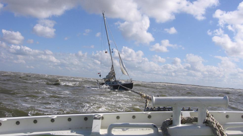 Mit dem Seenotrettungsboot »Wilma Sikorski« der DGzRS ziehen die freiwilligen Seenotretter von Wangerooge eine festgekommene Segelyacht aus der gefährlichen Brandungszone. © Foto: DGzRS 