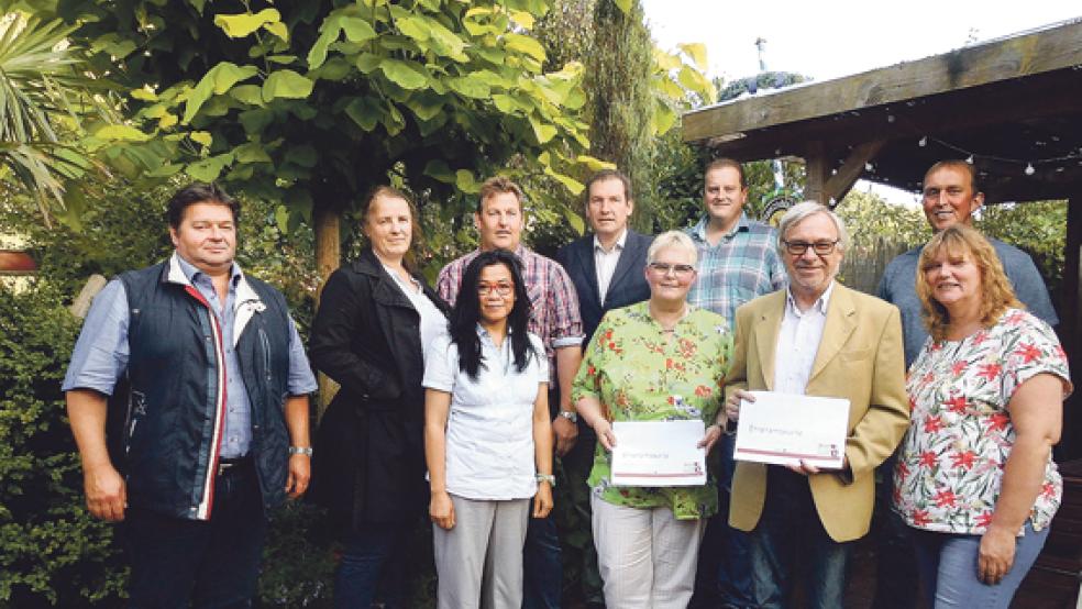 Begrüßen die Einführung einer Ehrenamtskarte: Vorstandsmitglieder des CDU-Stadtverbandes Weener und der Vorsitzende der Werbegemeinschaft Weener, Evert Pastoor.  © Foto: CDU