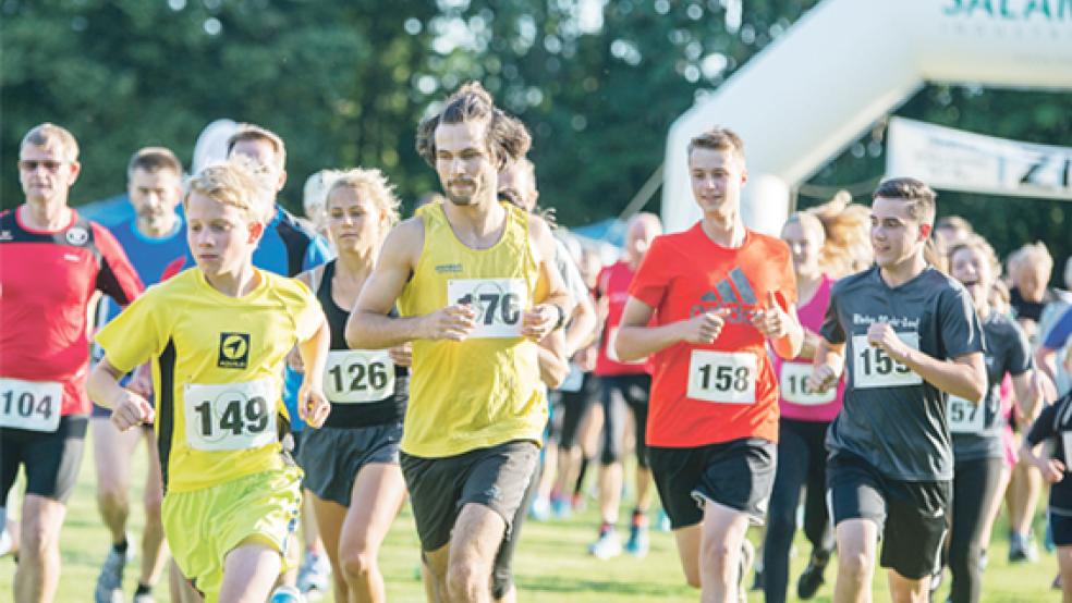 Dicht zusammen lag das Teilnehmerfeld beim Fünf-Kilometer-Lauf kurz nach dem Start. Der Weeneraner Justus Bornemann (Nr. 176) und seine Schwester Deike (Nr. 126, links hinter ihm) liefen beide ganz weit nach vorn. © Fotos: Mentrup