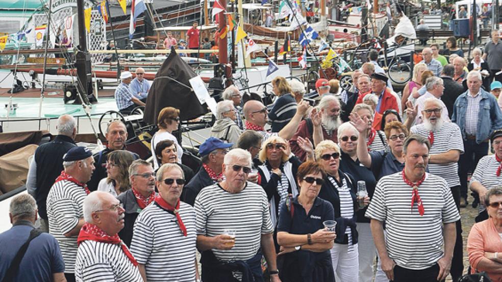 Buntes Treiben und bunte Fähnchen: Beim Treffen der Traditionsschiffe gab es einiges zu entdecken. © Fotos: Wolters