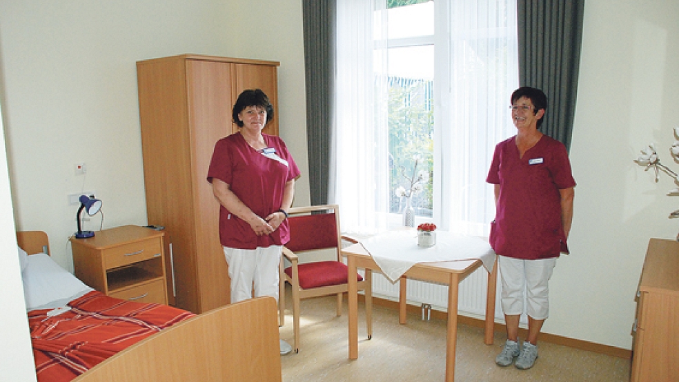Besichtigung des Altenzentrums: Die Pflegekräfte Brigitte Hanneken (links) und Heidrun Bleeker zeigen eines der fünf neuen Einzelzimmer auf der Station »Wiese«. © Fotos: Kuper