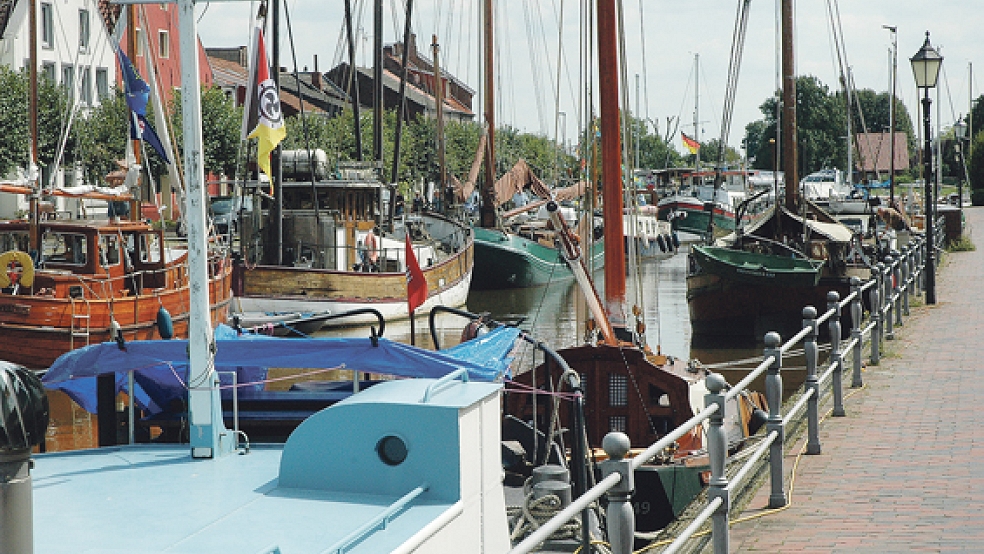 Viele historische Schiffe prägen bis zum Wochenende das Bild im Alten Hafen von Weener. © Foto: Szyska