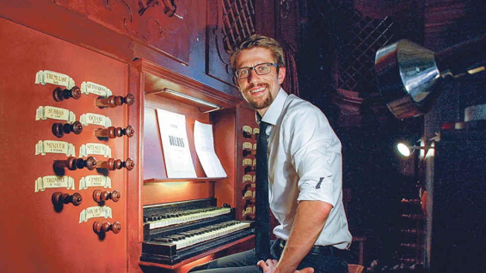 Balthasar Baumgartner spielte an der Orgel in der Georgskirche in Weener das Sonntagskonzert für den Monat August. © Foto: Kuper