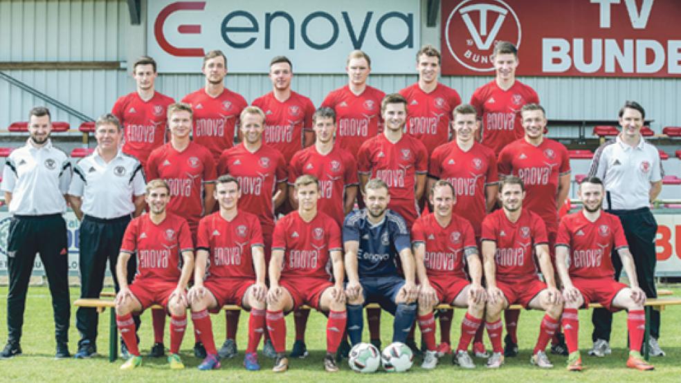 Der TV Bunde in der Saison 2017/18: (obere Reihe v. l.) Daniel Hoppen, Keno Schmidt, Frank Wöste, Tim Huxsohl, Volker Wirtjes, Christoph Buse, (mittlere Reihe v. l.) Betreuer Stefan Rieks, Trainer Ralph Schmidt, Joost Diepen, Thomas Girod, Christof May, Renke Haken, Lukas Kappernagel, Eike Schmidt, Trainer Günter Geerdes, (untere Reihe v. l.) Jannes Riethmann, Artur Bertram, Tammo Neumann, Marcel Kayser, Stephan Eling, Markus Winkler und Vladislav Bertram.. © Foto: Mentrup