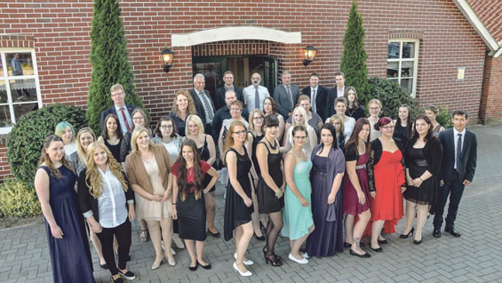 Freisprechung der Bäckereifachverkäuferinnen sowie Kaufleute für Büromanagement in Hesel.  © Foto: Wolters