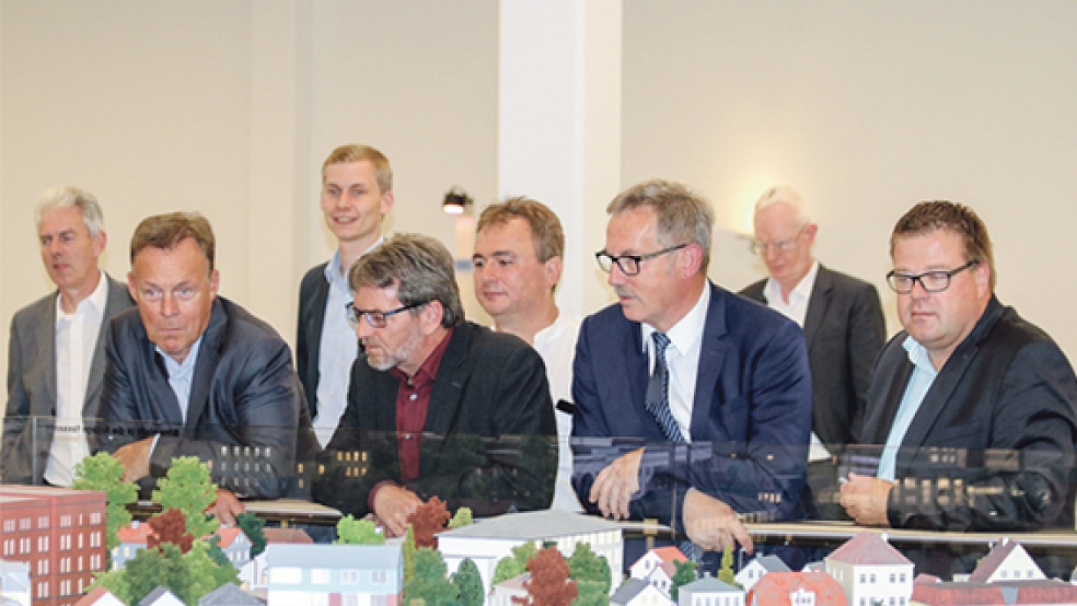 Staunend nimmt SPD-Fraktionschef Thomas Oppermann (links) die Modelle in Augenschein. Neben ihm: MdB Markus Paschke, Helmut Geuken (SPD Weener) und Thomas Gelder (SPD Bunde). © Foto: privat