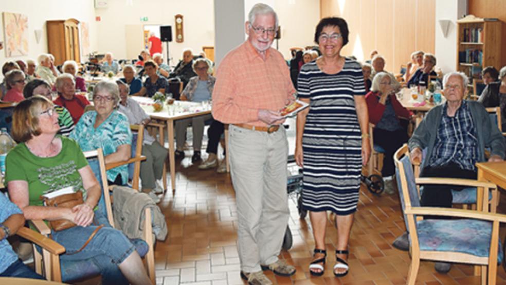 Pastor i.R. Siegmund Meier und Stadtführerin Gisela Wessels zeigten Bilder aus alten Zeiten und erzählten Wissenswertes über die Stadt. © Fotos: privat