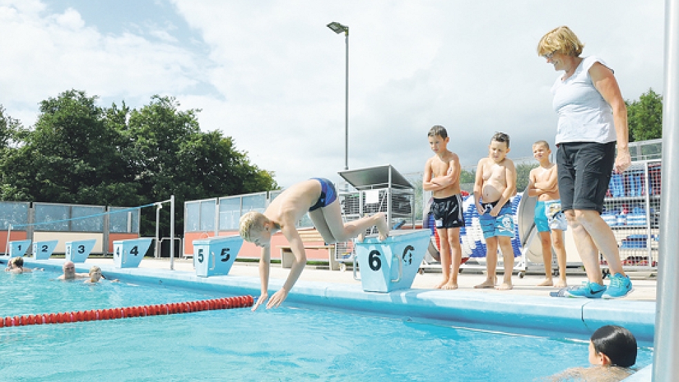 Kinder der Grundschule in Weener kommen auch zum Schwimmunterricht ins Friesenbad.  © Foto: Boelmann