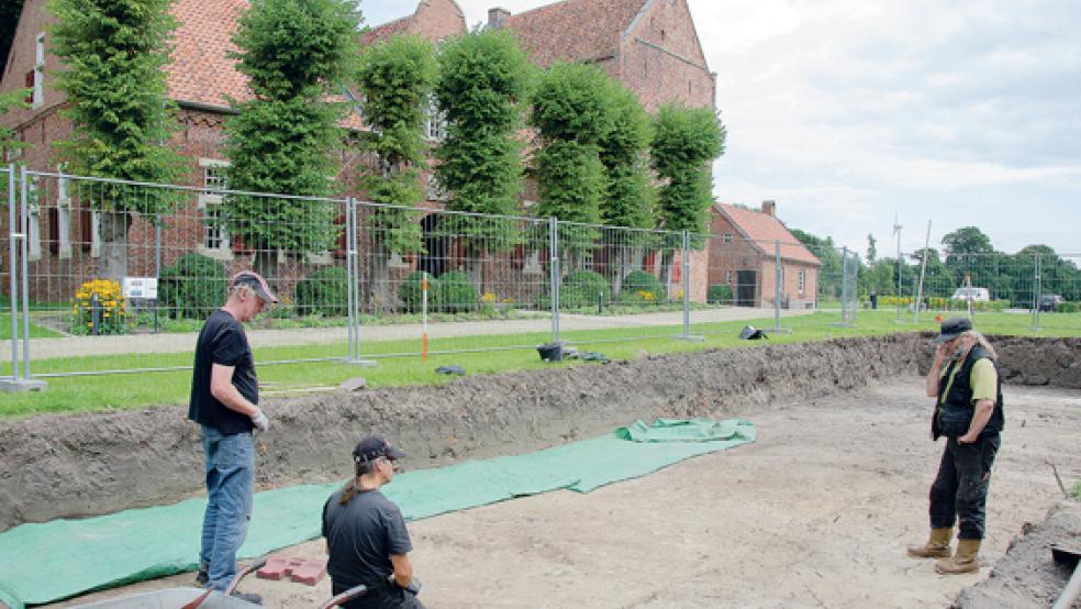 Knien sich rein bei den Untersuchungen vor dem Steinhaus: (von rechts) Grabungsleiter Axel Prussat und die Mitarbeiter des Archäologischen Dienstes der Ostfriesischen Landschaft, Matthias Kastrop und Georg Willms. © Foto: Hanken