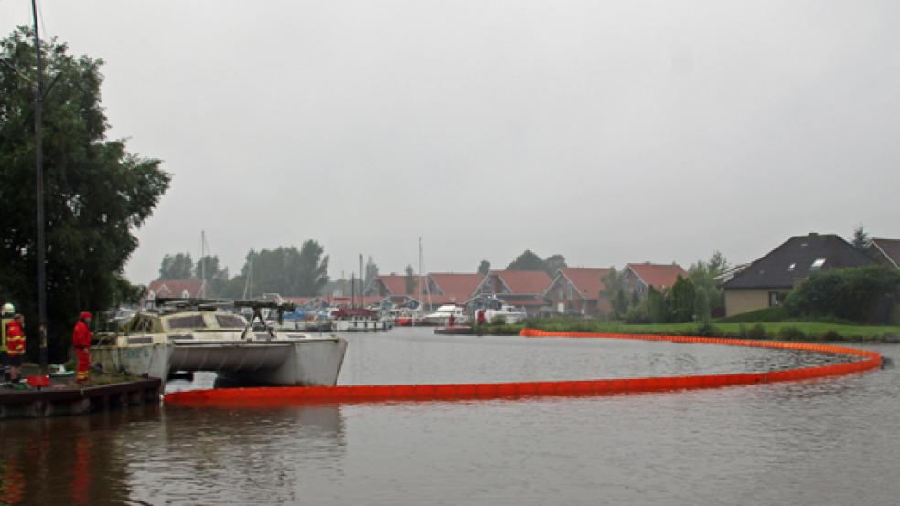 Um die Ausbreitung der Betriebsstoffe aufzuhalten, legten die Einsatzkräfte eine Ölsperre im Hafen aus. © Foto: Rand (Feuerwehr)