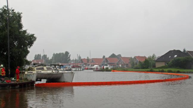Ölsperre im Hafen ausgelegt