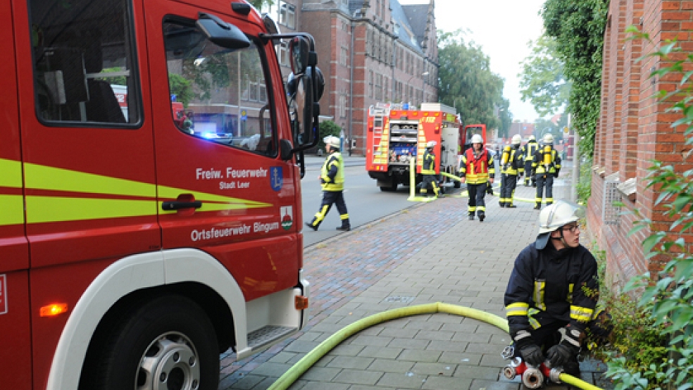 Die Feuerwehren aus Leer und Bingum waren mit 40 Einsatzkräften vor Ort. © Foto: Wolters
