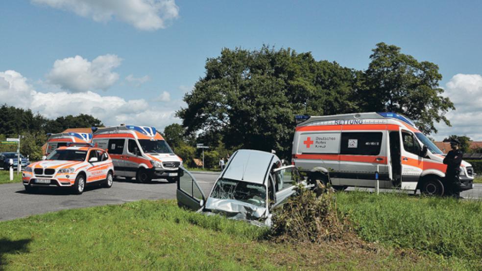 Die drei Unfallbeteiligten wurden in Krankenhäuser gebracht und stationär aufgenommen. © Foto: Wolters