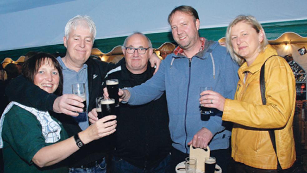 Keine irische Folkmusik ohne Guinness-Bier. In Stapelmoor wurde es frisch vom Fass ausgeschenkt. © Fotos: Kuper