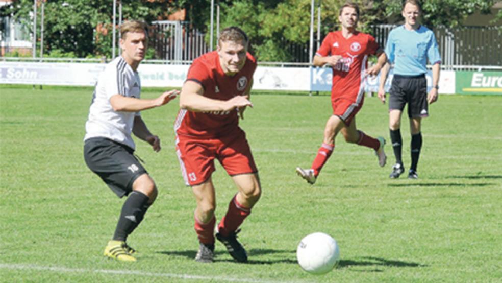 Trotz Eike Schmidts Treffer zum 4:3 konnten die Bunder Fußballer das Duell in Emden nicht für sich entscheiden. © Foto: Wilken