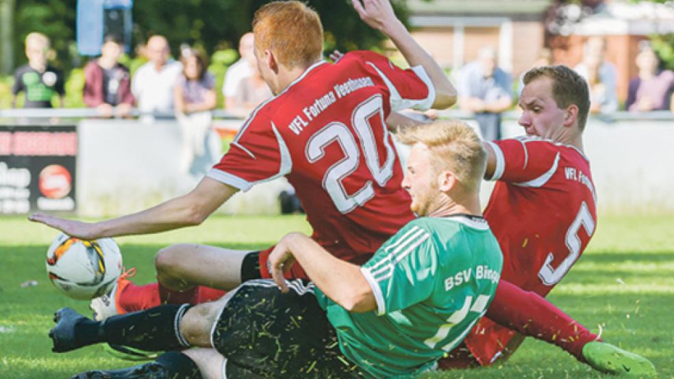 Die Bingumer um Patrick Hinderks (vorne) zeigten am Sonntag vollen Einsatz. © Fotos: Bruins