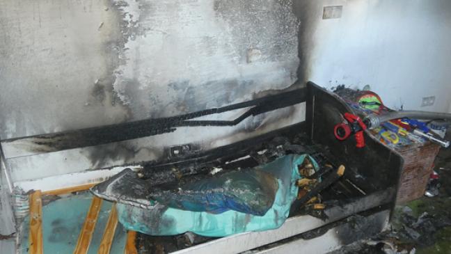 Bett in Kinderzimmer steht in Flammen