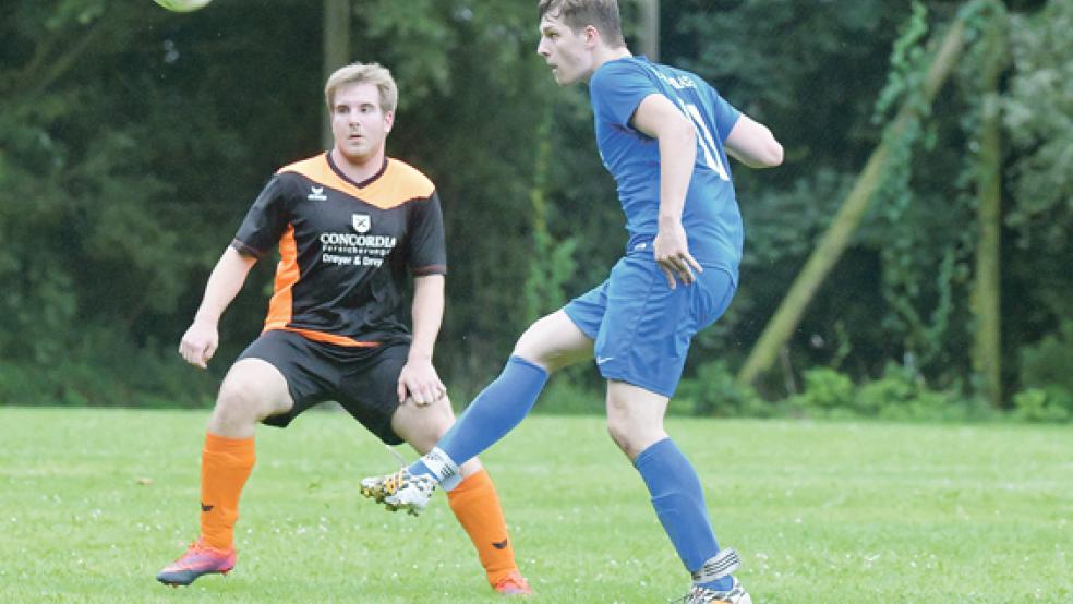 Schenkten sich nichts: Im Derby zwischen dem SV Wymeer-Boen (links Henning Dreyer) und der neuen SG Heidjer SV/TuS Holthusen (hier mit Felix Hollmann) zeigten sich beide Mannschaften kämpferisch. © Foto: Bruins