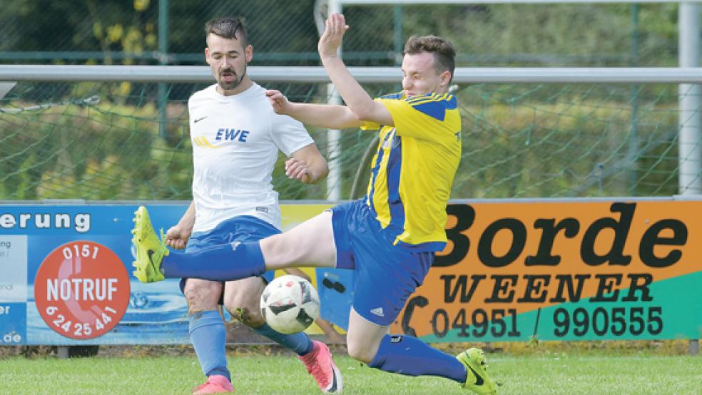 Nach einem guten Start im Sparkassenpokal Ostfriesland musste der TuS Weener II um Spielertrainer Simon Hoogendoorn (vorn) nun eine 0:2-Niederlage wegstecken. © Foto: Bruins