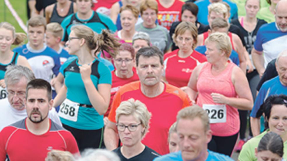 Mittendrin: Auch Michael Koenen (Allianz Weener, T-Shirt in Rot-Orange) gehörte zu den Teilnehmern des 5,3-Kilometer-Laufs.  © Fotos: Mentrup