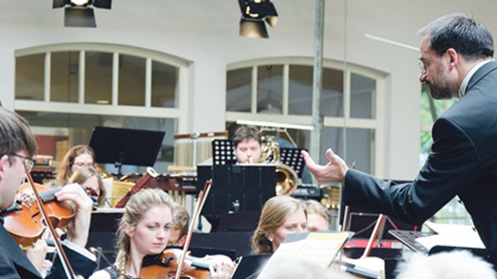 Taktvoll: Dirigent Andreas Schüller hielt das Orchester aus 120 Musikern mühelos zusammen. © Foto: Hanken