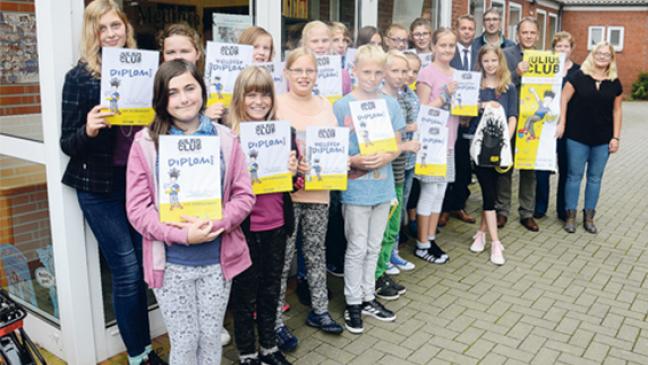 20 Kinder haben ihre Diplome in der Tasche