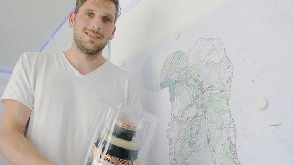 Wo geht´s lang? Jonas Knoop und sein Team informierten gestern in Jemgum über die möglichen Trassenverläufe der Stromverbindung »A-Nord«. In den Händen hält Knoop ein Teilstück der Kabel (insgesamt drei pro Graben), die verlegt werden sollen. © Foto: Hanken