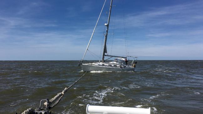 Yacht nach Kielbruch in Not