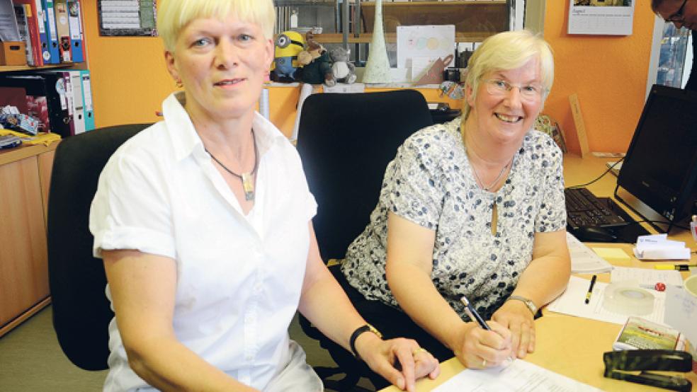 Rektorin Annegret Schmidt (Grundschule Weener) und Susanne Fockens besiegelten ihre langjährige Arbeit nun mit einem Kooperationsvertrag. © Foto: Muising