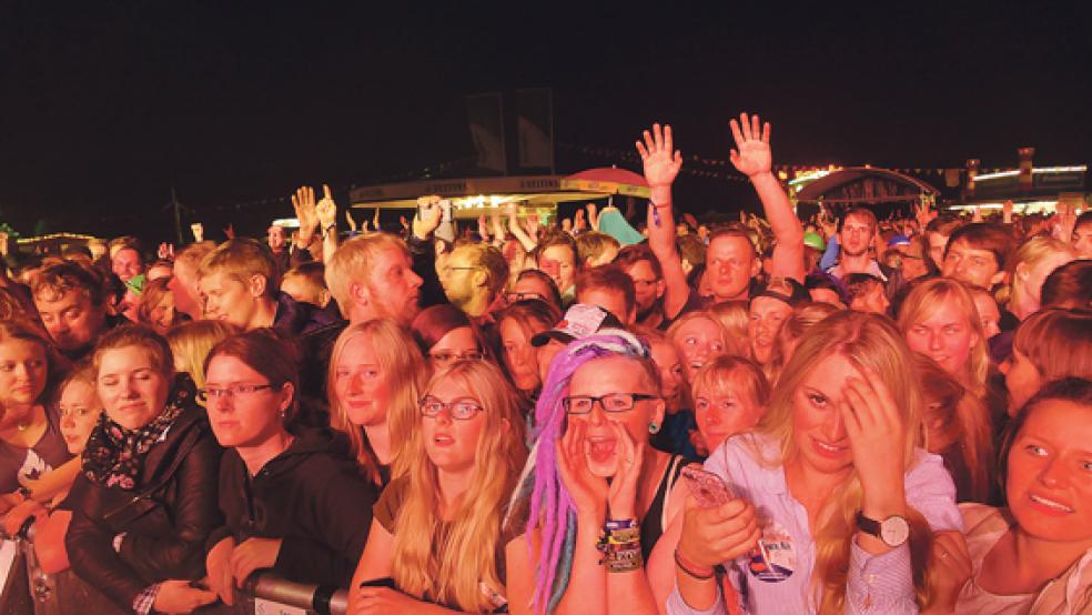 Gute Stimmung: Die Festivalgäste in Großefehn ließen sich von Schlamm und Regen nicht die Laune verderben. © Fotos: Jürgens