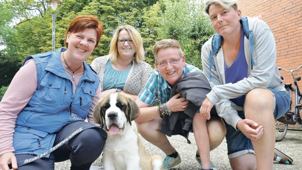 Setzen sich für eine Badestelle für Hunde ein (von links): Bärbel Föllmer mit ihrem Hund »Klabautermann«, Ute Bruns,Bärbel Bleeker und Anne Bleeker. © Foto: Boelmann