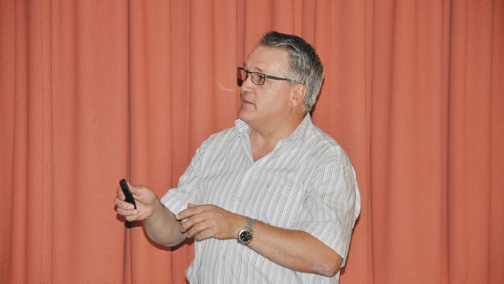 Kurt Radtke, Geschäftsführer der Touristik GmbH Südliches Ostfriesland, informierte über eine Gästebefragung. © Foto: Boelmann