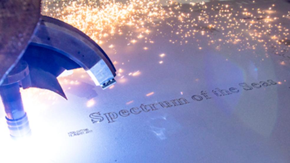 Auf Stahl signiert: Der Schriftzug des neuen Meyer-Schiffs auf der ersten Stahlplatte. © Foto: Meyer Werft