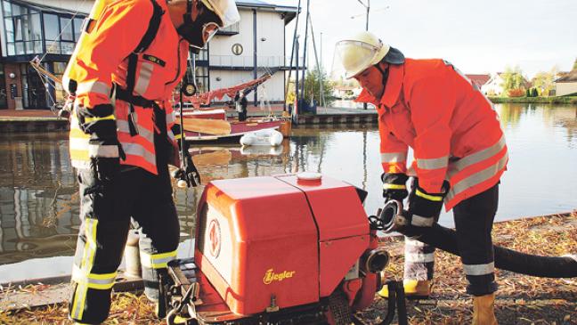 Großübung am Hafen in Weener