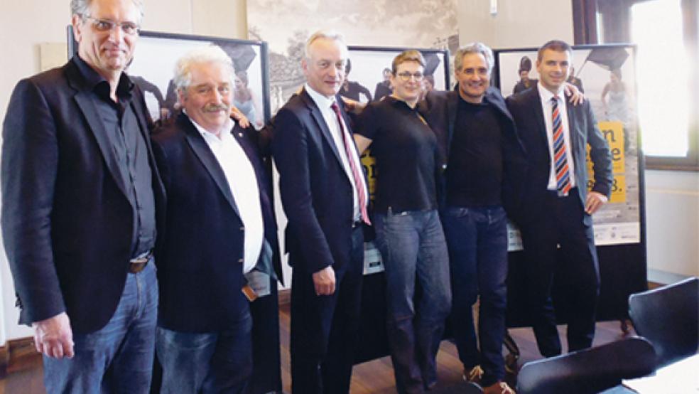 Verabschieden sich für dieses Jahr: das Gezeiten-Team der Ostfriesischen Landschaft: Dirk Lübben, Rico Mecklenburg, Rolf Bärenfänger, Wibke Heß, Matthias Kirschnereit und Gerrit Wilken vom Hauptförderer Brandkasse.  © Foto: privat