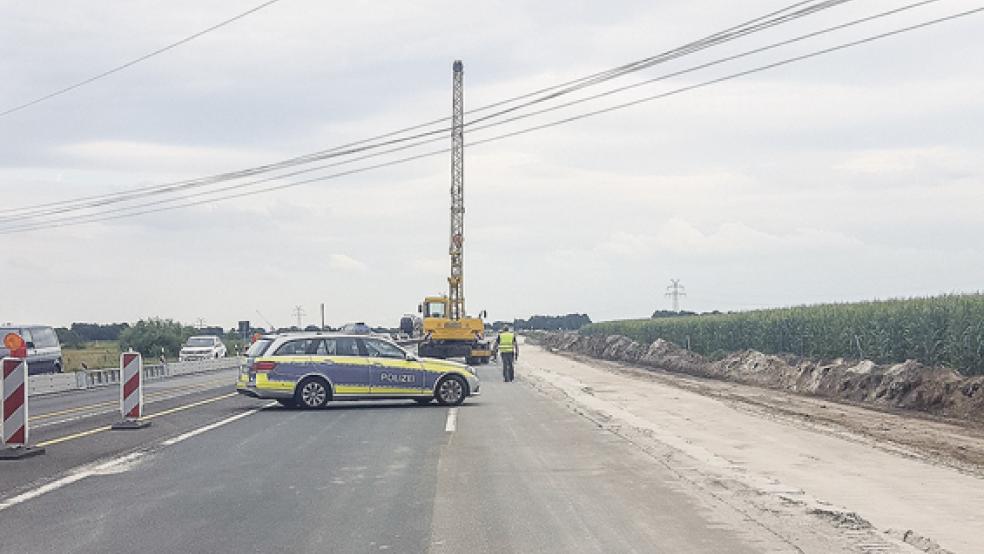 Ein Kran geriet auf der Autobahn-Baustelle zwischen Riepe und Neermoor in eine Hochspannungsleitung und löste vermutlich eine schwerwiegende Kettenreaktion aus. © Foto: Polizei