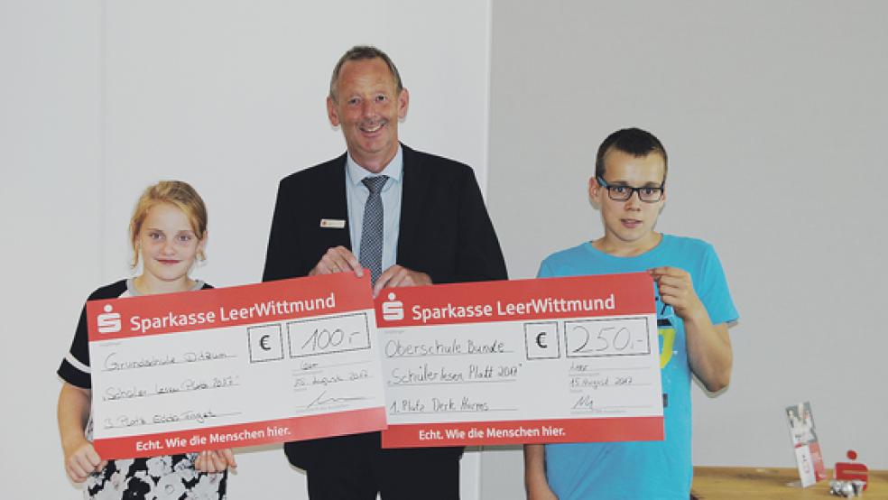 Die Klassenpreise überreichte Erhard Meyer im Namen der Sparkasse LeerWittmund an Edda Foget aus Pogum (links) und Derk Harms aus Kanalpolder (rechts). © Foto: Sparkasse