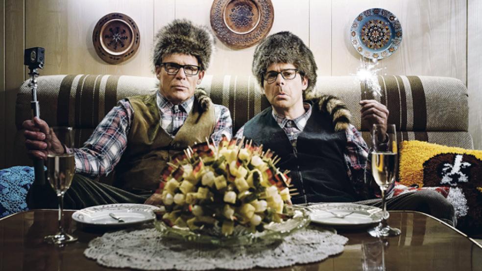 Die Kasirske-Brüder Jens (Christian Tramitz) und Jörg (Rick Kavanian, rechts) wollen per Zeitreise den Mauerfall rückgängig machen. © Foto: Warner Bros.