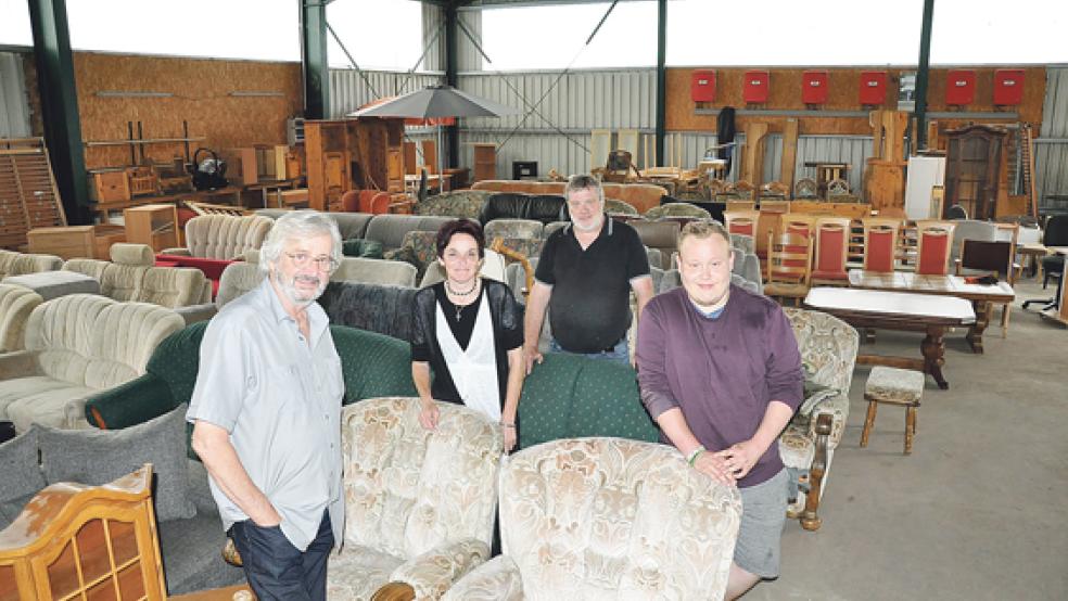 Sind für das Soziale Kaufhaus im Einsatz: Volker Kraft, Susanne und Friedrich Röskens sowie Markus Remmers (von links). In einer Halle an der Industriestraße 80 in Weener werden seit einigen Wochen an zwei Tagen Möbel verkauft.  © Foto: Boelmann