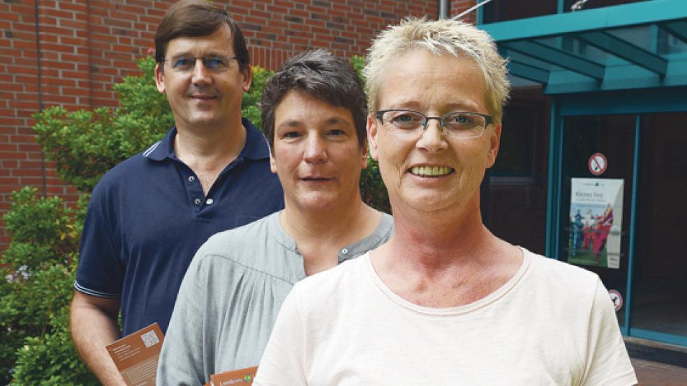 Sind verantwortlich für die Eventgeräte: Karin Frieling, Anke Krietsch und Christian Frey (von rechts) vom Landkreis Leer.  © Foto: Landkreis Leer