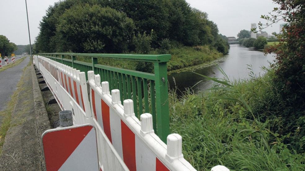 Die Brücke über das Buschfelder Sieltief in Weener wird durch den Kfz-Verkehr auf der B 436 stark beansprucht. Nun ist eine Grundinstandsetzung fällig. © Foto: Szyska