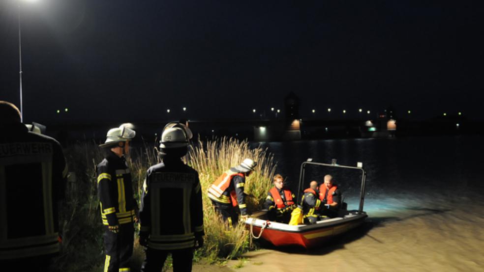 Ein Wagen ist Donnerstagabend in die Ems gerollt. Die Suche nach dem Autowrack wurde heute Morgen fortgesetzt. © Foto: Wolters