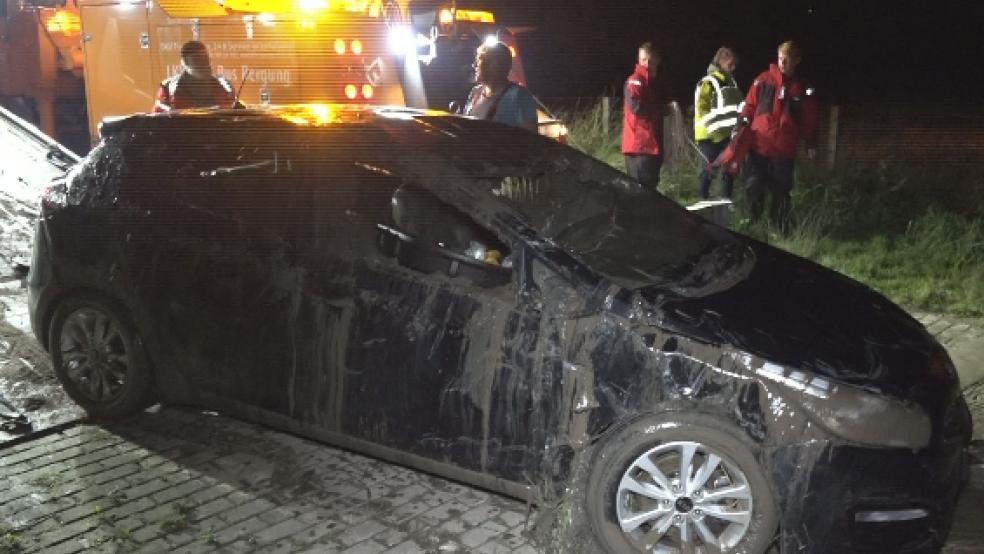 Die Feuerwehr und DLRG-Taucher haben am Freitagabend diesen schwarzen Kia aus der Ems geborgen. © Foto: Loger