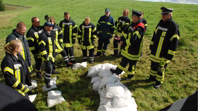 130 Feuerwehrleute packen Sandsäcke