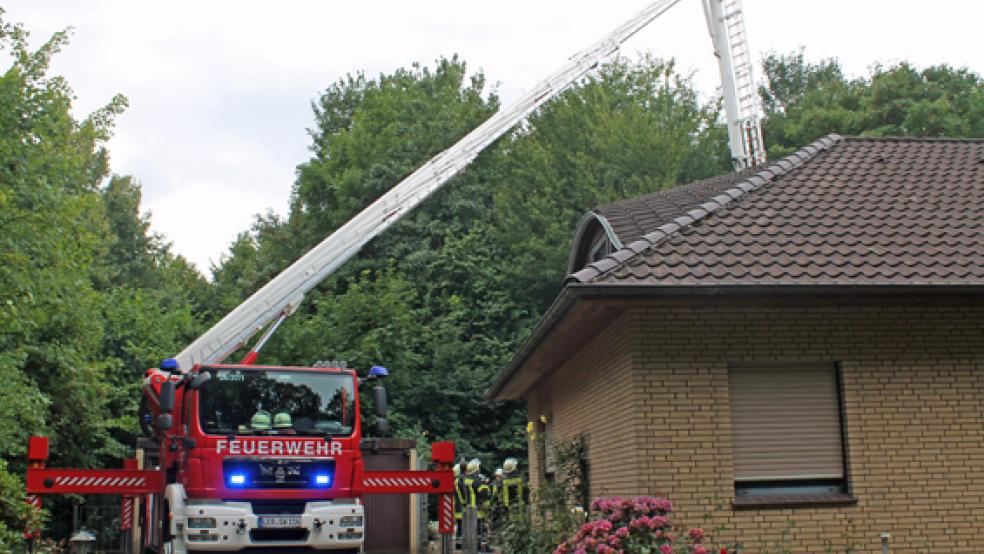 Mit der Hubrettungsbühne kam die Feuerwehr nicht an den Baum heran, der auf das Dach eines Hauses an der Heidjer Straße in Stapelmoor zu stürzen drohte. © Foto: Rand/Feuerwehr