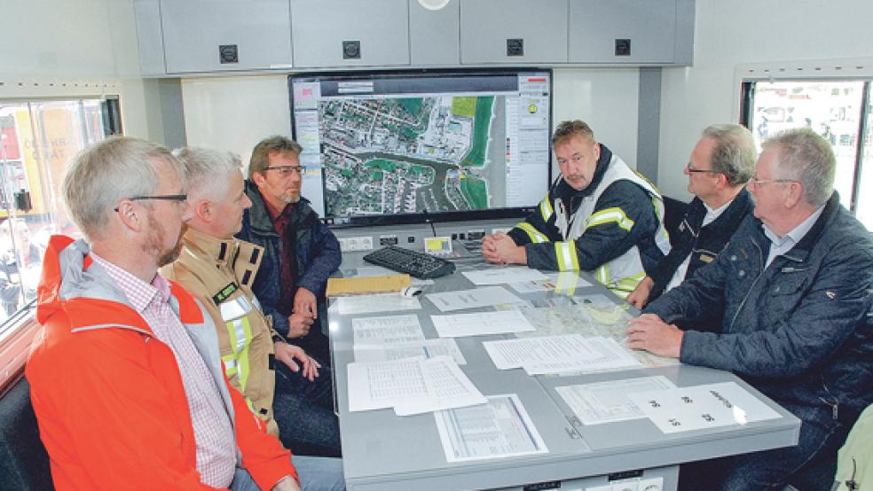 Ernst Berends (oben rechts) als Leiter der Kreisfeuerwehr-Bereitschaft Süd informierte (von links) Thomas Stamm (Ordnungsamt Landkreis Leer), Landrat Matthias Groote, Markus Paschke, Wilhelm Kohnen (Technisches Hilfswerk) und Broer Wübbena-Mecima. © Foto: Kuper