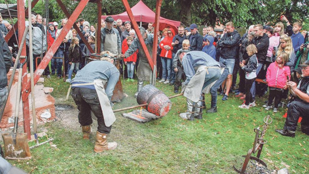 Die restliche Bronze wird in Schalen gegossen und kann für einen späteren Glockenguss verwendet werden. © Foto: Kuper
