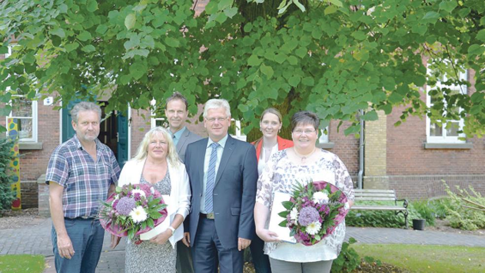 Gratulierten Elke Müller (zweite von links) und Christina Buß (rechts): Robert Sonnenberg, Hermann Welp, Bürgermeister Ludwig Sonnenberg und Xenia Nording (von links). © Foto: Stadt
