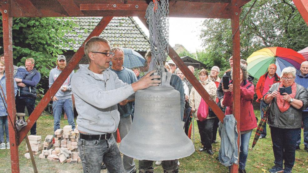 Nach mehr als 17 Stunden Erkaltungs-Prozesss und Befreiung aus dem Mantel wurde die neue Glocke gestern hochgezogen und für den ersten Klangtest vorbereitet. © Foto: Kuper